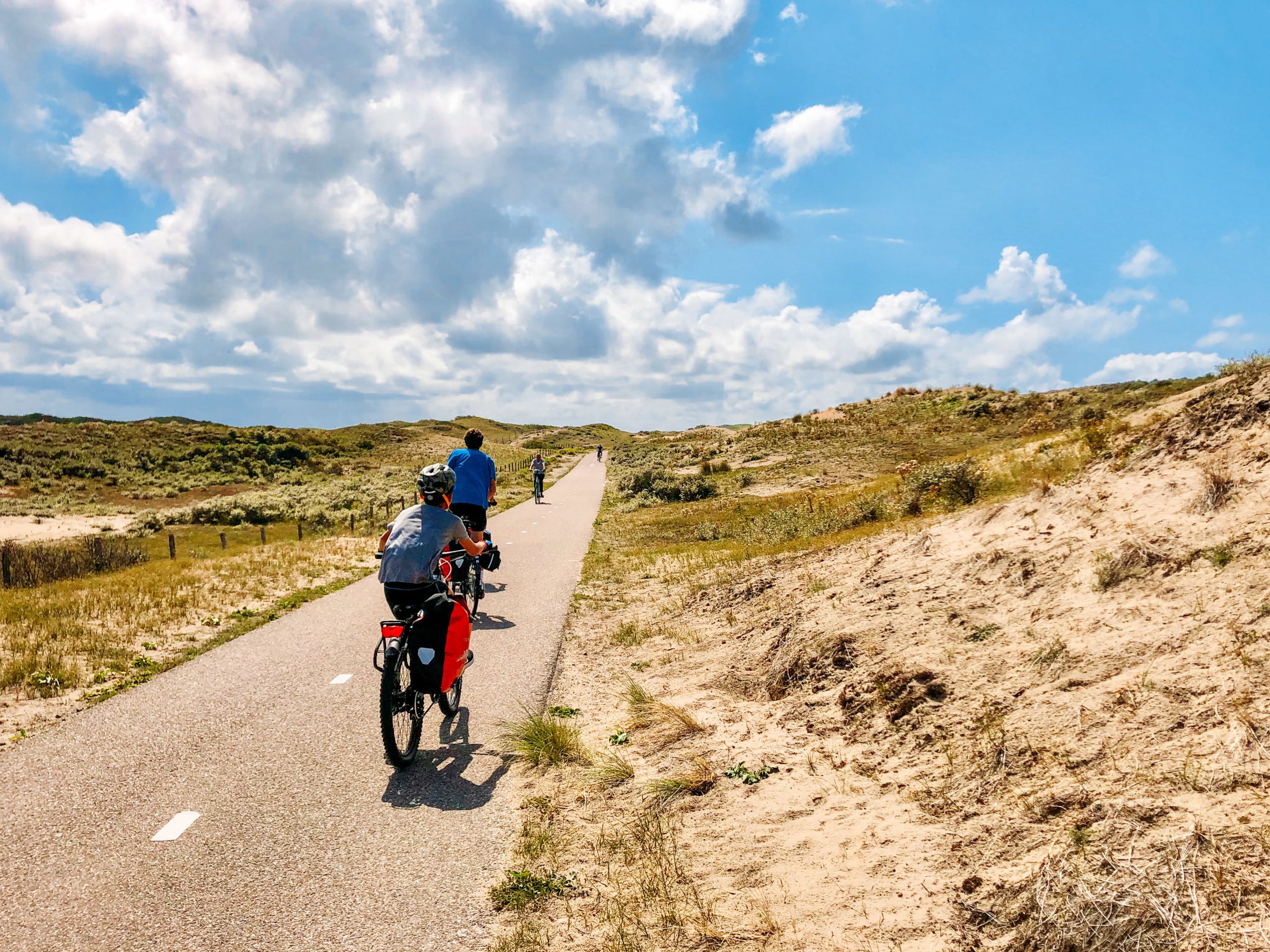 Ciclisti su un sentiero costiero nei Paesi Bassi.